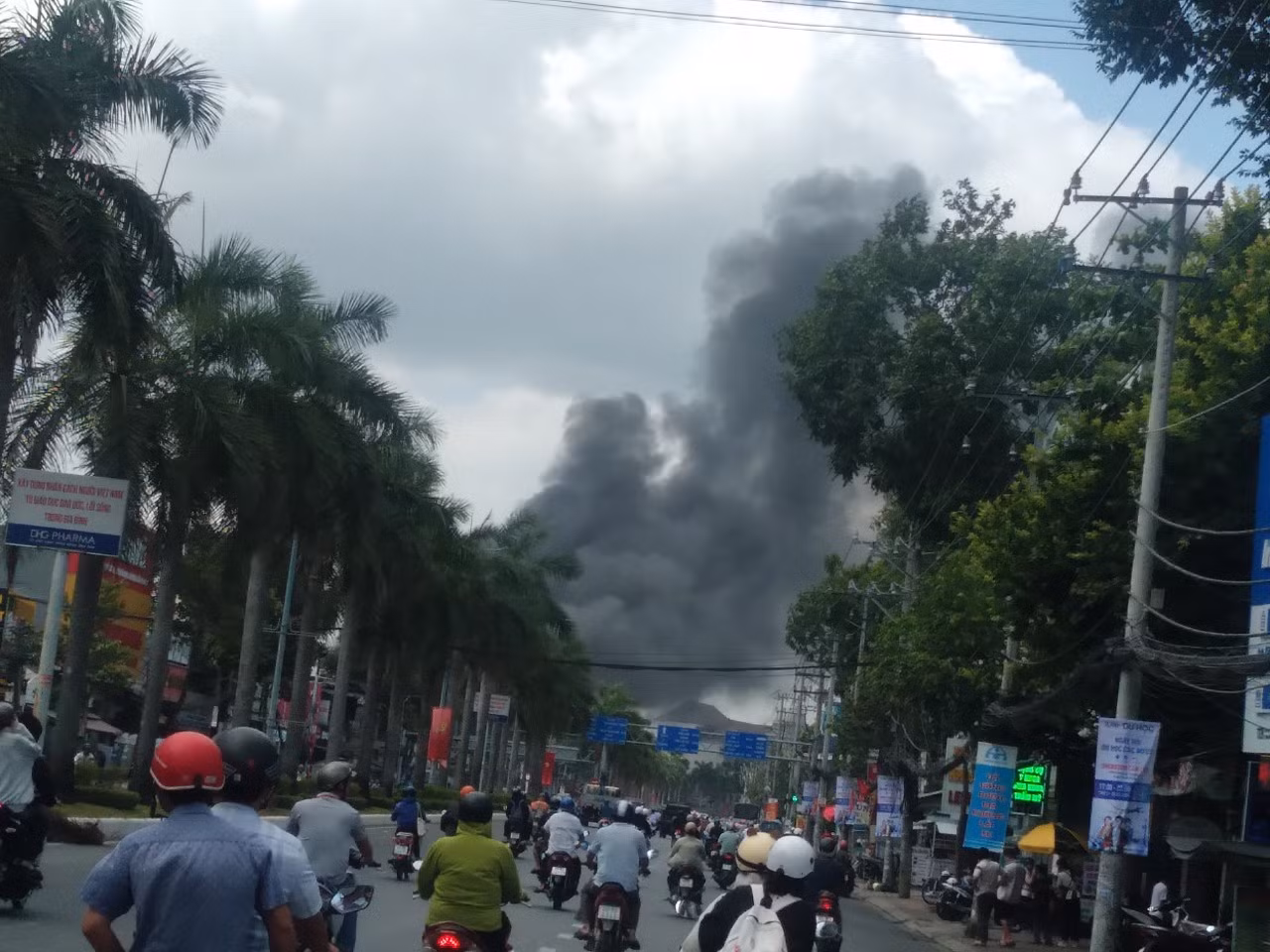 Cột khói nghi ngút bốc cao tại ga ra ô tô Kim Thu, đường 3 Tháng 2, phường Hưng Lợi, quận Ninh Kiều, Thành phố Cần Thơ.