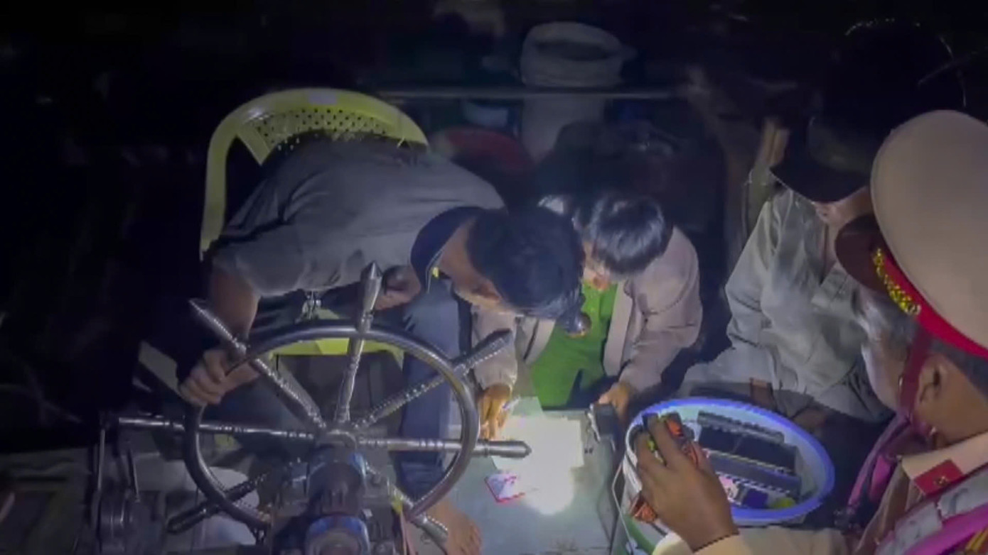 Tổ công tác làm việc với người điều khiển phương tiện khai thác cát lậu. Tổ công tác làm việc với người điều khiển phương tiện khai thác cát lậu.