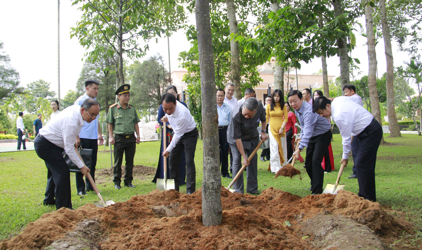 Chủ tịch nước trồng cây tại Khu lưu niệm Chủ tịch Hội đồng Bộ trưởng Phạm Hùng.
