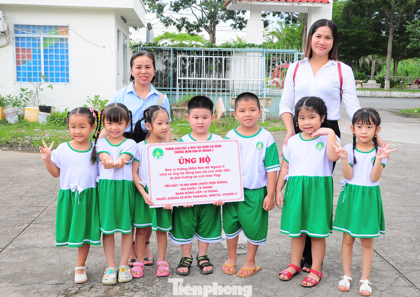 Các bạn nhỏ Trường Mầm non Bé Ngoan 2 ở quận Cái Răng (TP Cần Thơ) đến ủng hộ. Các bạn nhỏ Trường Mầm non Bé Ngoan 2 ở quận Cái Răng (TP Cần Thơ) đến ủng hộ.