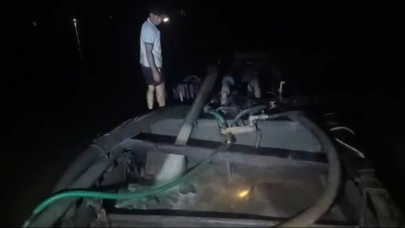 Phương tiện khai thác cát không phép. Phương tiện khai thác cát không phép.