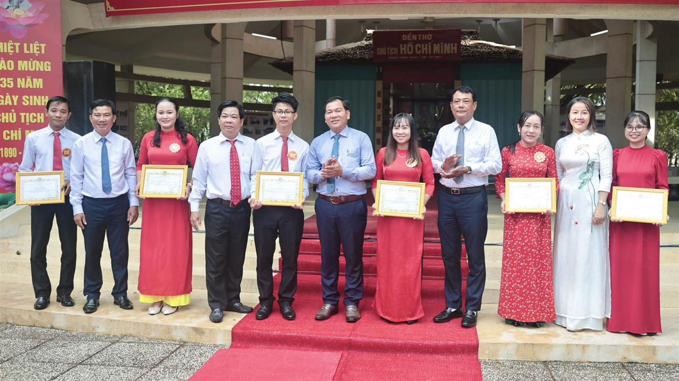 Trao giải cho các đội tham gia hội thi mô hình học tập và làm theo tư tưởng, đạo đức, phong cách Hồ Chí Minh.