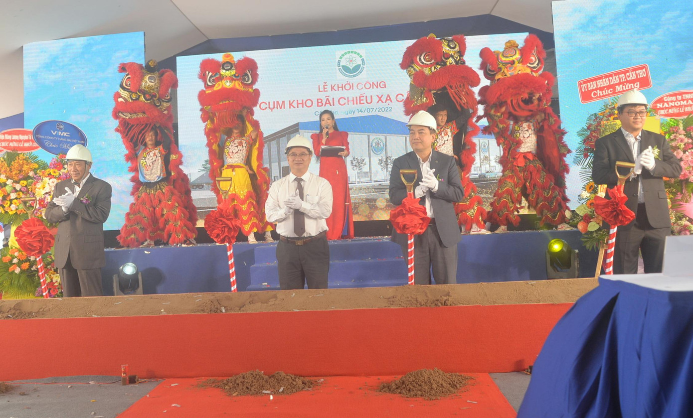 Chủ tịch UBND TP Cần Thơ Trần Việt Trường (áo trắng) cùng đại biểu thực hiện nghi thức khởi công. Chủ tịch UBND TP Cần Thơ Trần Việt Trường (áo trắng) cùng đại biểu thực hiện nghi thức khởi công.