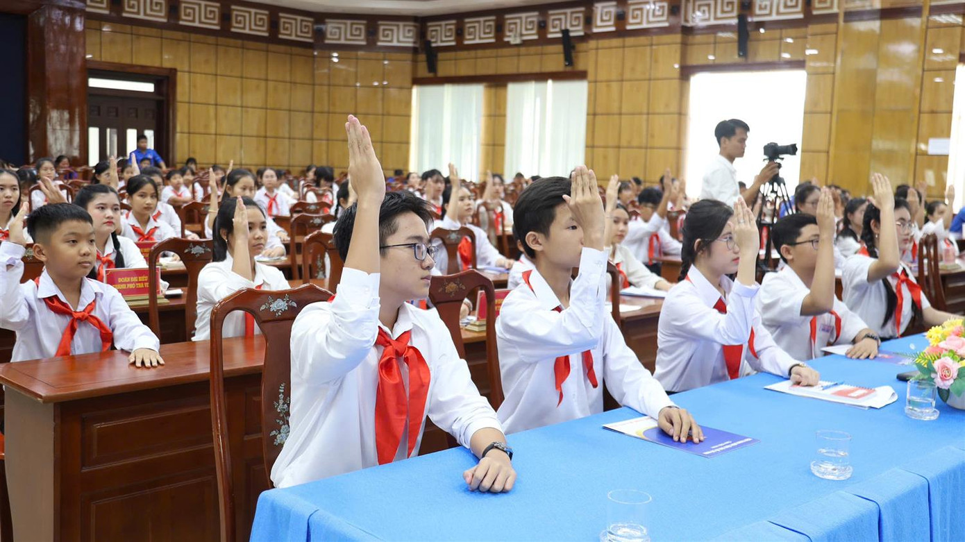 Biểu quyết thông qua nghị quyết. Ảnh: Ngân Linh Biểu quyết thông qua nghị quyết. Ảnh: Ngân Linh