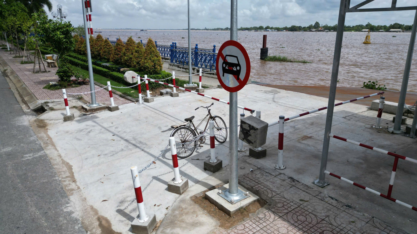 Tại bến tạm phía phường 2, TP. Vĩnh Long có gắn biển cấm ô tô xuống phà. Tại bến tạm phía phường 2, TP. Vĩnh Long có gắn biển cấm ô tô xuống phà.