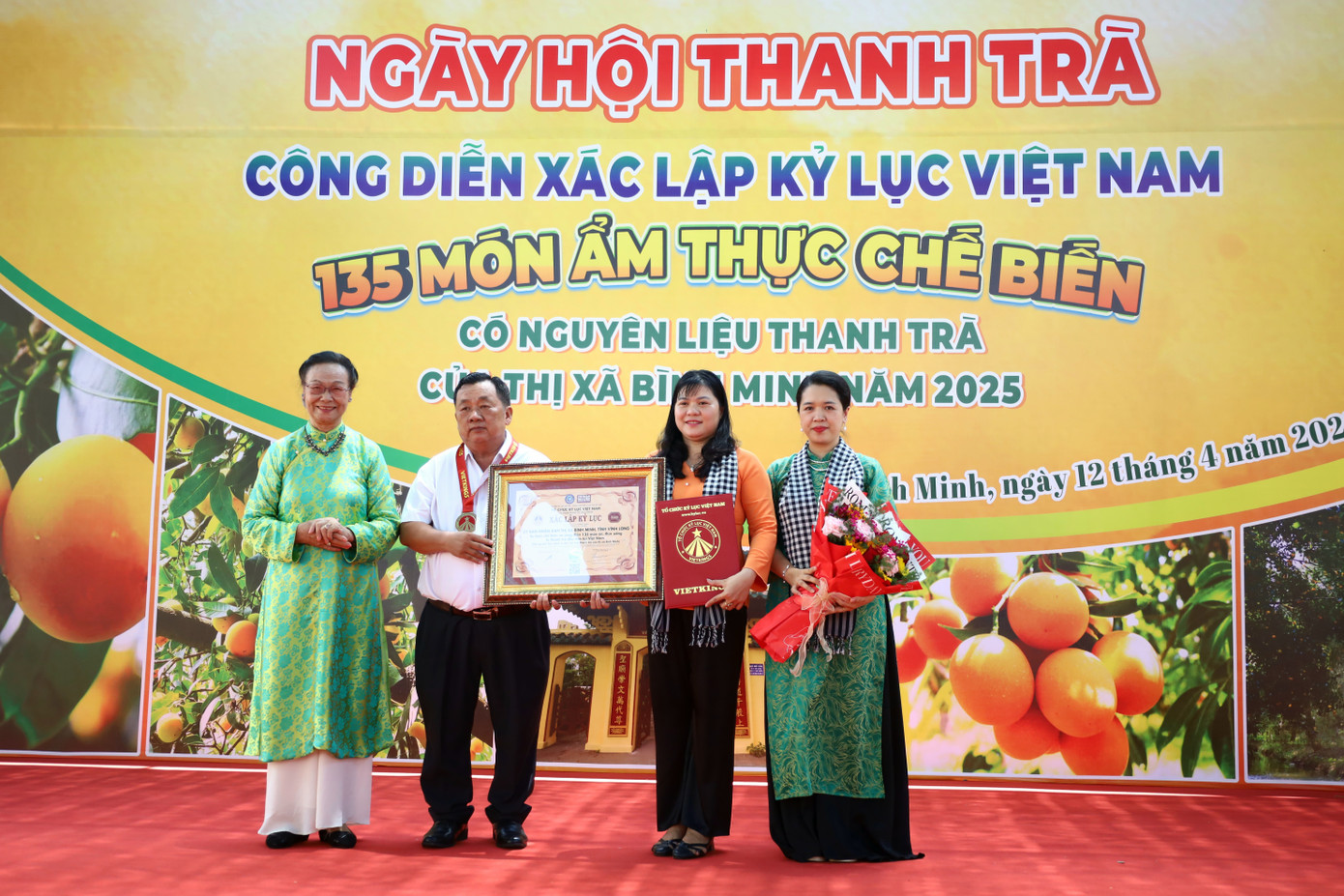 Trao xác lập kỷ lục cho thị xã Bình Minh về món ăn chế biến từ thanh trà. Trao xác lập kỷ lục cho thị xã Bình Minh về món ăn chế biến từ thanh trà.
