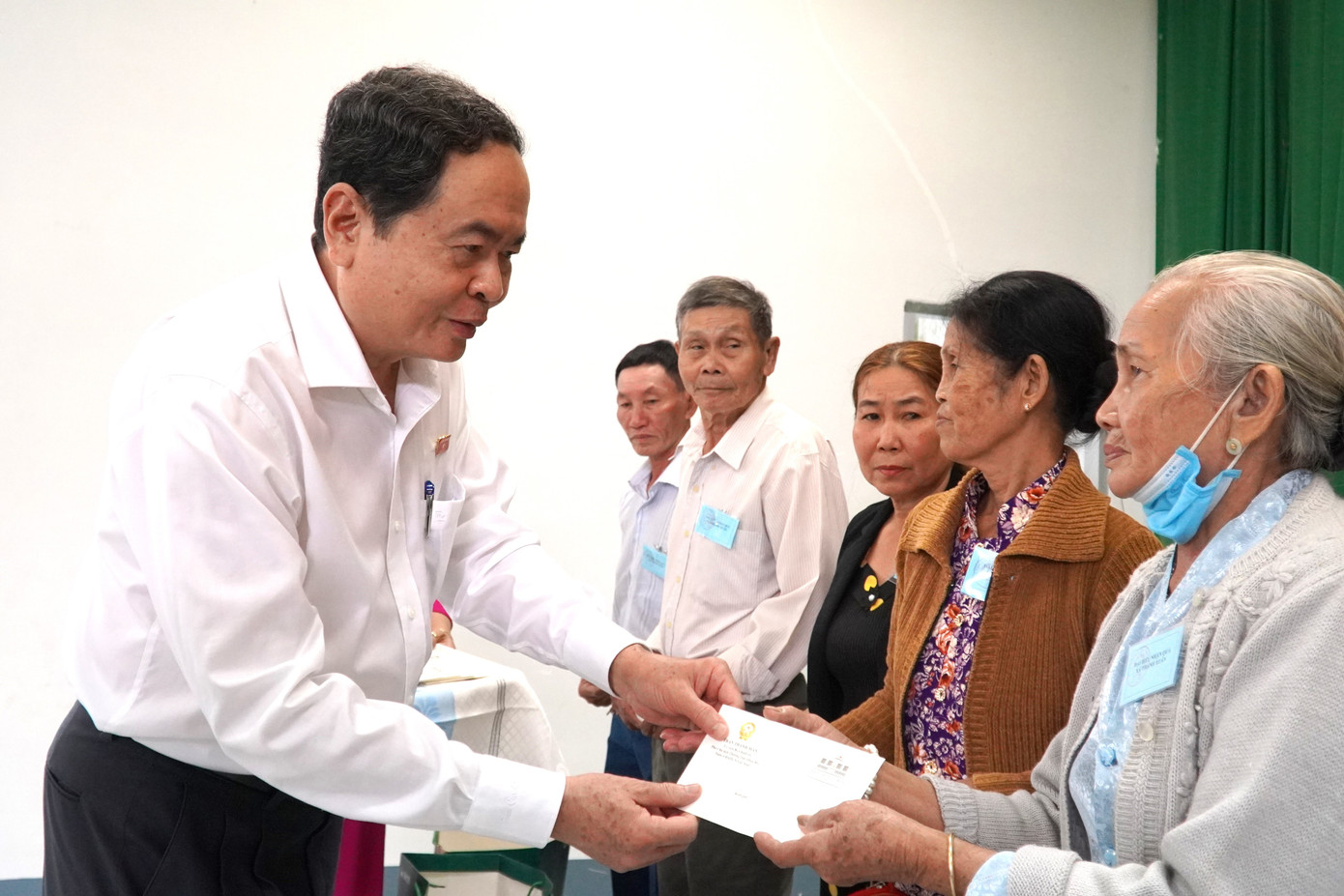 Phó Chủ tịch Thường trực Quốc hội Trần Thanh Mẫn tặng quà Tết cho người dân. Phó Chủ tịch Thường trực Quốc hội Trần Thanh Mẫn tặng quà Tết cho người dân.