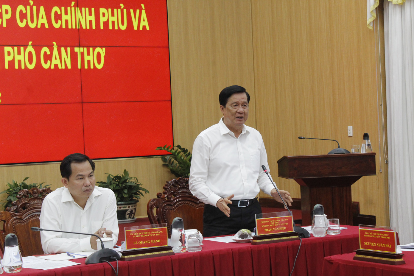 Phó Bí thư Thường trực Thành ủy, Chủ tịch HĐND TP Phạm Văn Hiểu phát biểu tại cuộc họp. Phó Bí thư Thường trực Thành ủy, Chủ tịch HĐND TP Phạm Văn Hiểu phát biểu tại cuộc họp.