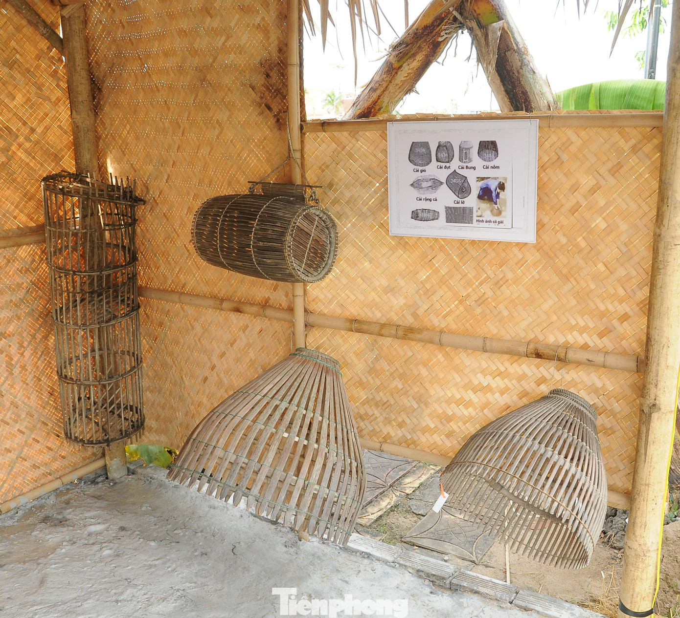 Đây là thời kỳ sản xuất hàng hóa đơn giản, xuất hiện hàng xáo trong mua bán lúa gạo; từng bước có “của ăn của để”, lúa gạo dần trở thành hàng hóa trao đổi hấp dẫn… Đây là thời kỳ sản xuất hàng hóa đơn giản, xuất hiện hàng xáo trong mua bán lúa gạo; từng bước có “của ăn của để”, lúa gạo dần trở thành hàng hóa trao đổi hấp dẫn…