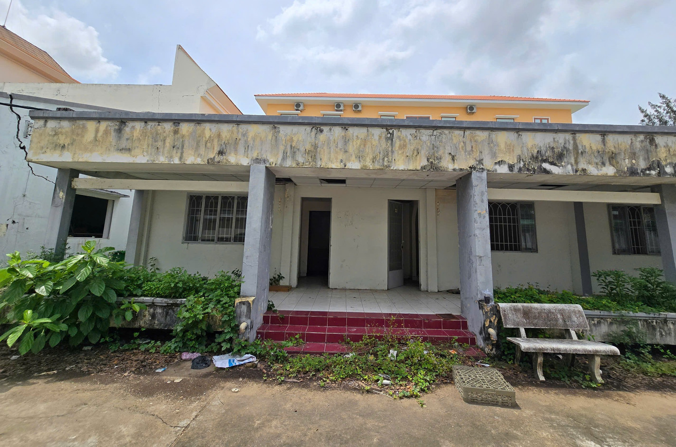 Tổng kinh phí cải tạo, sửa chữa Nhà khách số 2 và dãy phòng nghỉ phía sau trụ sở Thành ủy gần 20 tỷ đồng (trước đó dự kiến khoảng 7,7 tỷ đồng), sau cải tạo 2 trụ sở này sẽ có 56 phòng. Như vậy, sau khi sửa chữa các nhà khách trên, Cần Thơ sẽ có 136 phòng làm nhà ở công vụ cho cán bộ sau sáp nhập cấp tỉnh.