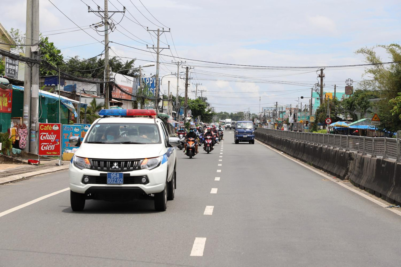 Công an Hậu Giang dẫn đường cho người dân về quê. Công an Hậu Giang dẫn đường cho người dân về quê.