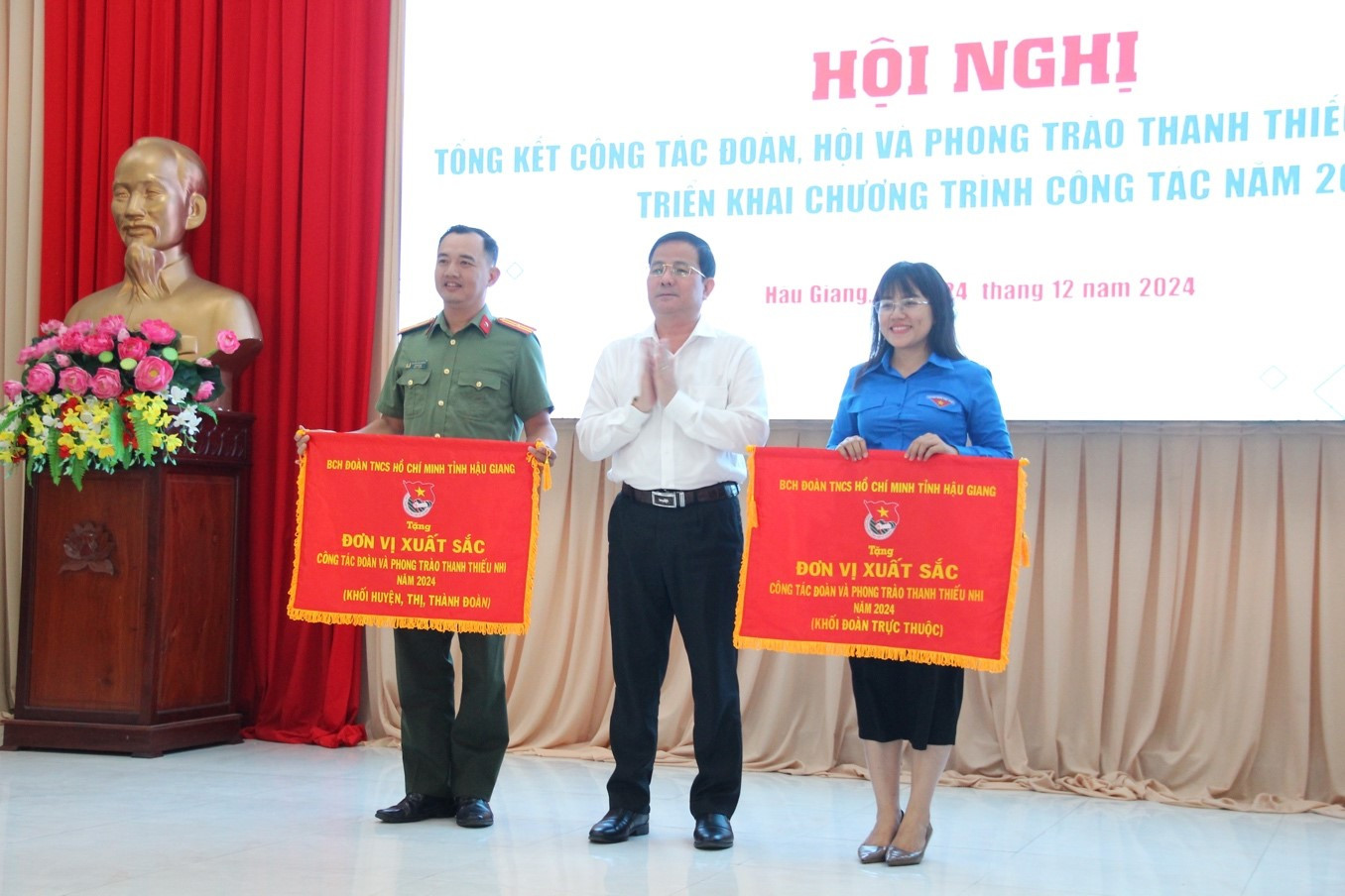 Thành Đoàn Vị Thanh và Ban Thanh niên Công an tỉnh Hậu Giang nhận cờ đơn vị xuất sắc. Thành Đoàn Vị Thanh và Ban Thanh niên Công an tỉnh Hậu Giang nhận cờ đơn vị xuất sắc.