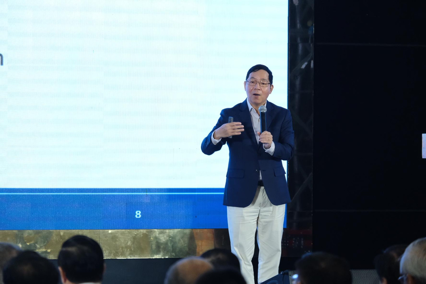 Theo TS Vũ Thành Tự Anh - Giám đốc Trường Chính sách công và Quản lý Fulbright, muốn đảo ngược vòng xoáy đi xuống thành vòng xoáy đi lên, cần chọn các mắt xích quan trọng để phá vỡ, khi đó các mắt xích đi xuống mới chuyển đi lên được.