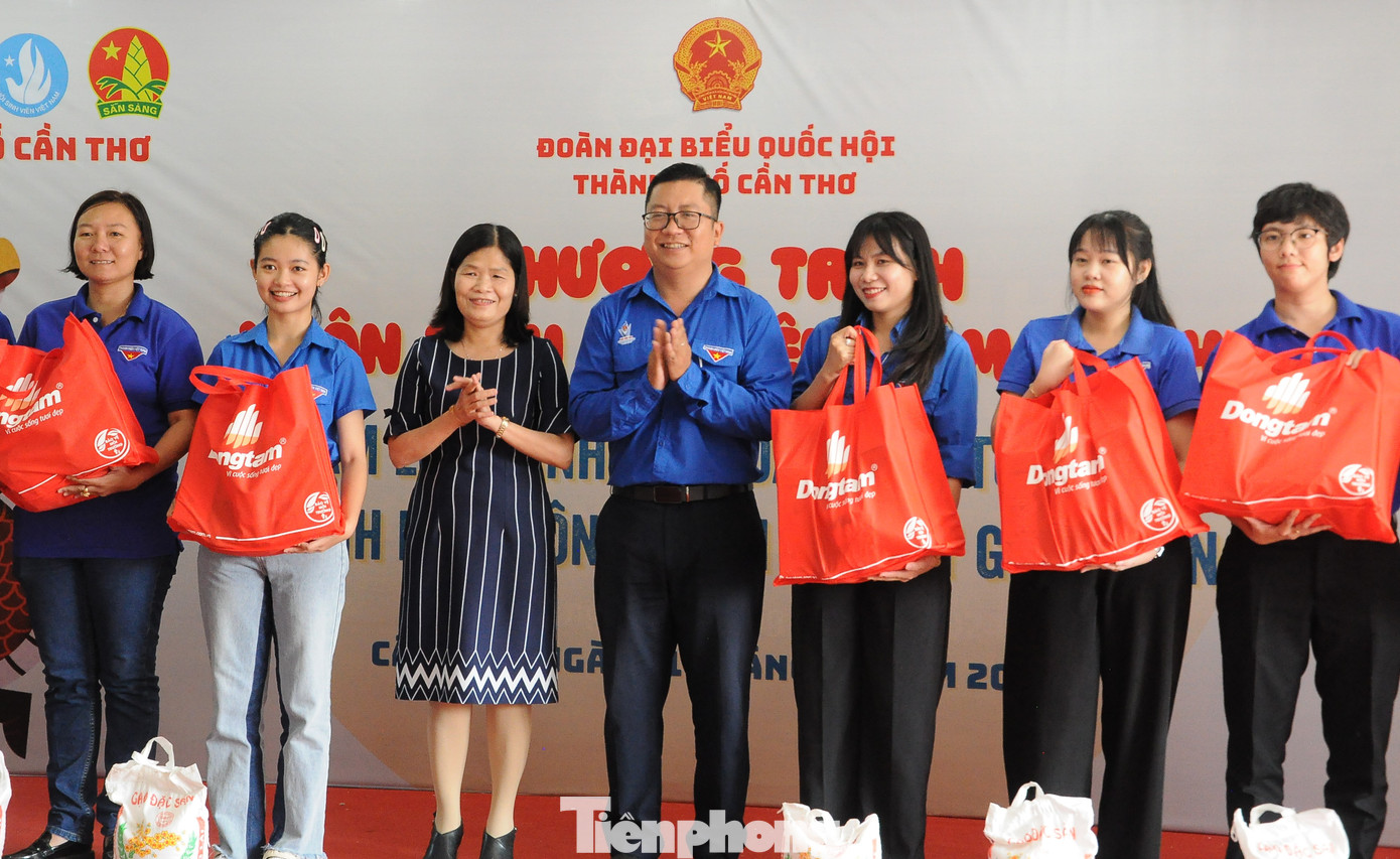 Tại chương trình, ban tổ chức đã trao 200 phần quà Tết cho các thanh niên dân tộc thiểu số, tôn giáo, thanh niên công nhân trên địa bàn TP. Cần Thơ. Tại chương trình, ban tổ chức đã trao 200 phần quà Tết cho các thanh niên dân tộc thiểu số, tôn giáo, thanh niên công nhân trên địa bàn TP. Cần Thơ.