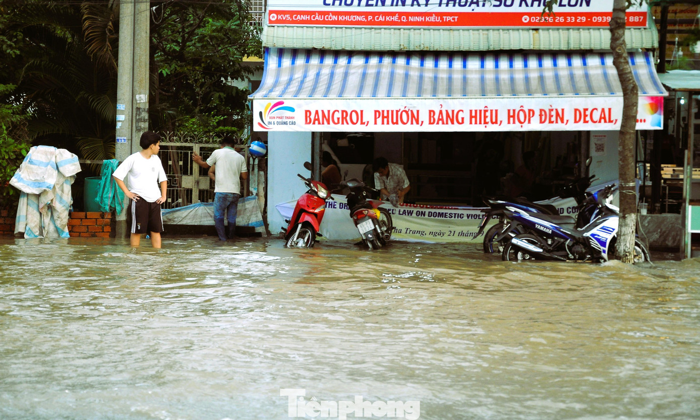 Cuộc sống của người dân bị ảnh hưởng rất lớn vì triều cường. Cuộc sống của người dân bị ảnh hưởng rất lớn vì triều cường.