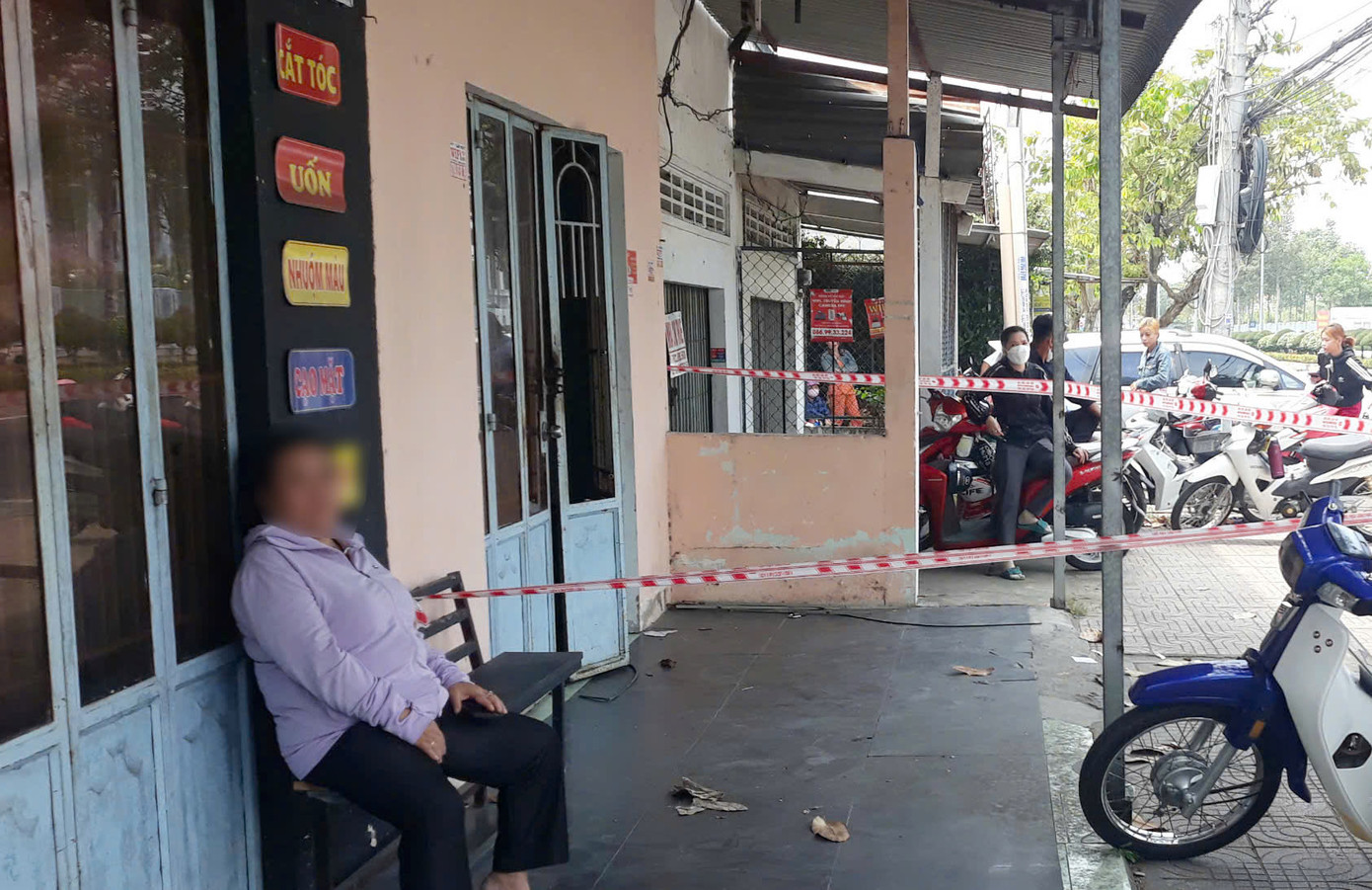 Khu nhà trọ nằm ven Quốc lộ 53, nơi phát hiện thi thể vợ chồng ông T. Khu nhà trọ nằm ven Quốc lộ 53, nơi phát hiện thi thể vợ chồng ông T.