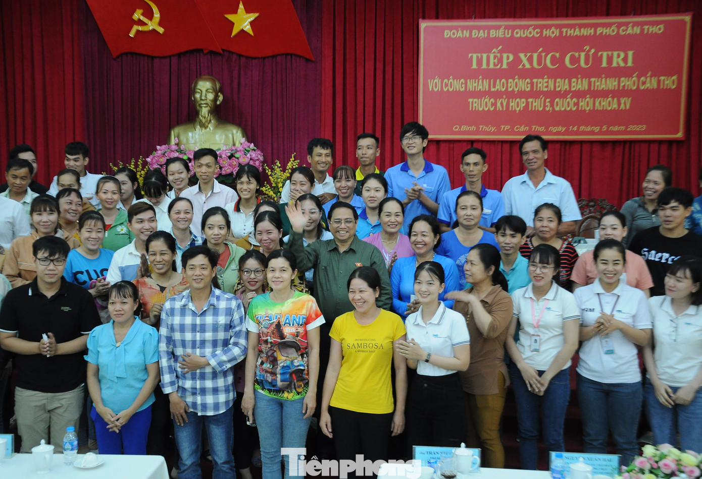 Thủ tướng chụp ảnh lưu niệm cùng công nhân. Ảnh: Cảnh Kỳ.