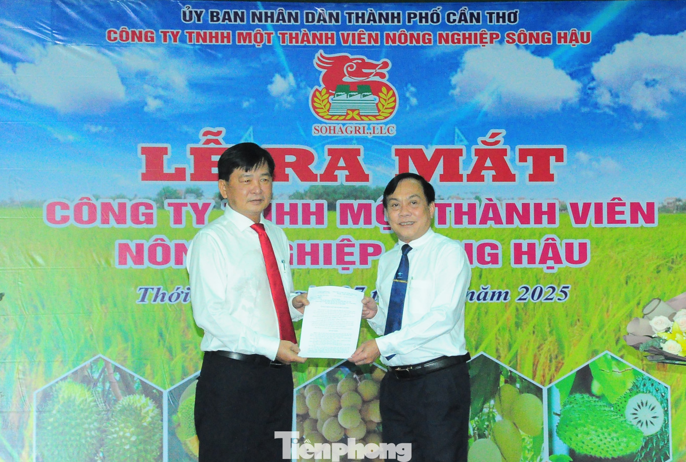 Ông Nguyễn Ngọc Hè - Phó Chủ tịch UBND TP. Cần Thơ (phải) trao quyết định thành lập Công ty TNHH MTV Nông nghiệp Sông Hậu. Ảnh: CK.