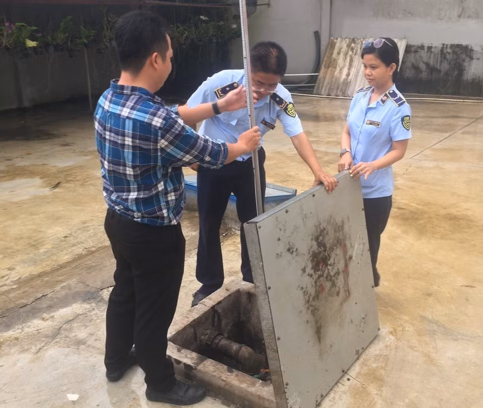 Lực lượng chức năng kiểm tra đơn vị kinh doanh xăng dầu.