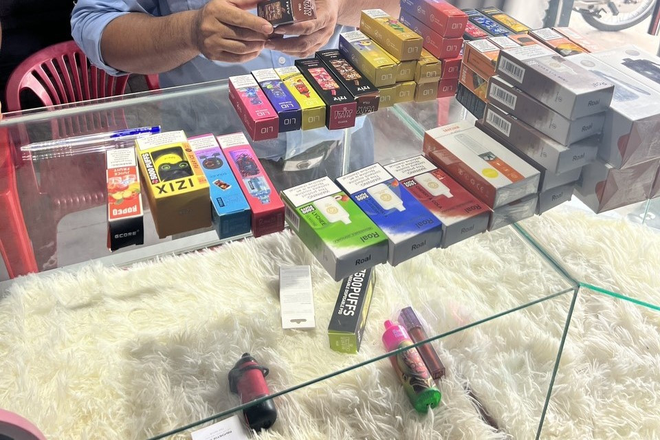 Hàng chục sản phẩm thuốc lá điện tử không rõ nguồn gốc. Hàng chục sản phẩm thuốc lá điện tử không rõ nguồn gốc.