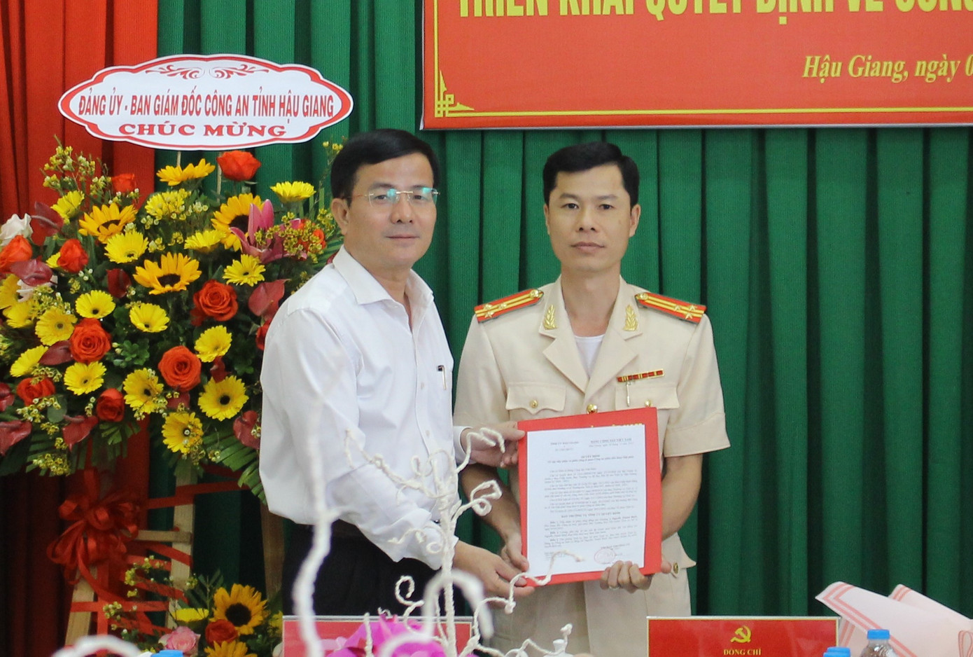 Ông Trần Văn Huyến – Phó Bí thư Thường trực Tỉnh ủy Hậu Giang trao quyết định cho tân Phó Ban Nội chính Tỉnh ủy. Ông Trần Văn Huyến – Phó Bí thư Thường trực Tỉnh ủy Hậu Giang trao quyết định cho tân Phó Ban Nội chính Tỉnh ủy.