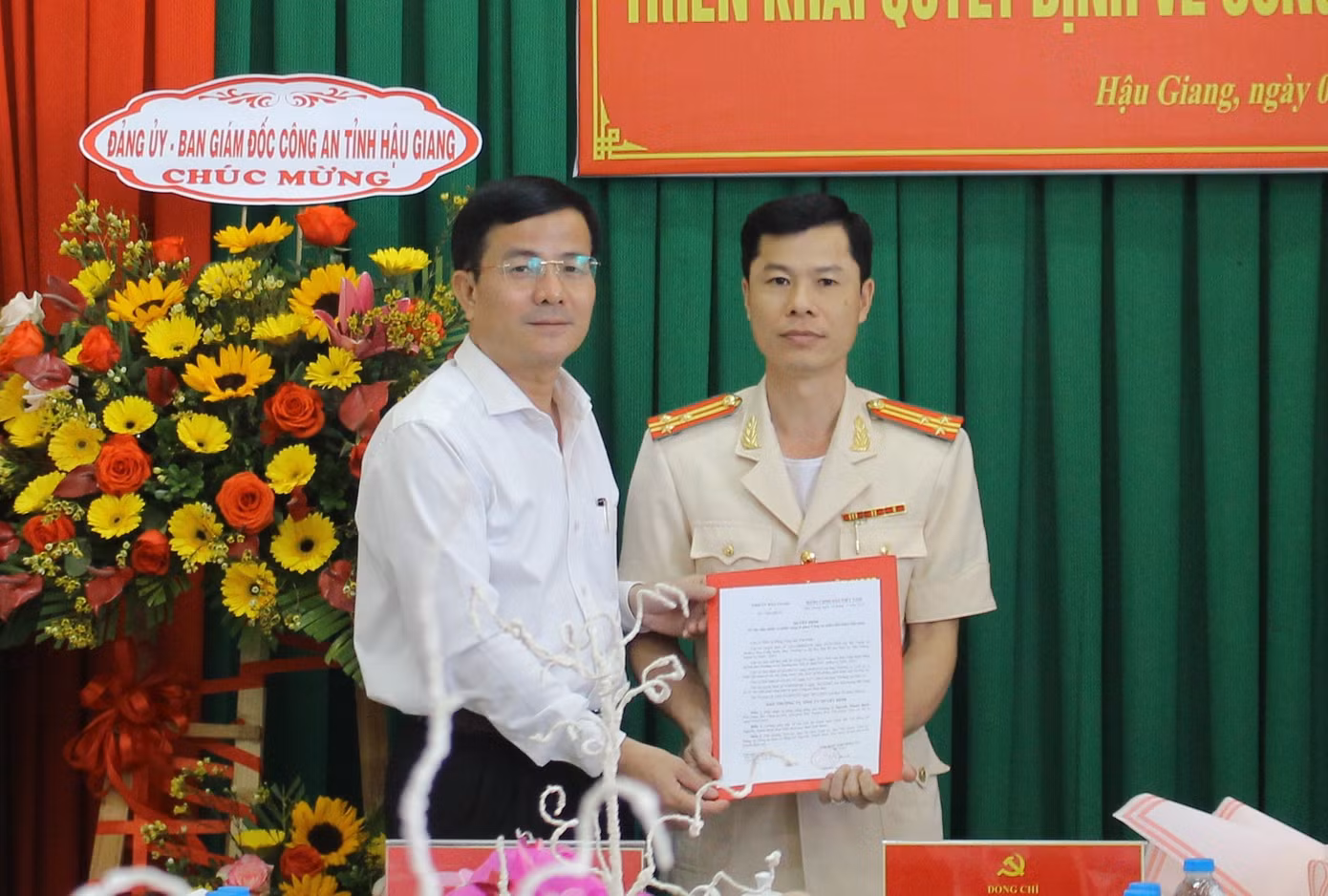 Ông Trần Văn Huyến – Phó Bí thư Thường trực Tỉnh ủy Hậu Giang trao quyết định cho tân Phó Ban Nội chính Tỉnh ủy. Ông Trần Văn Huyến – Phó Bí thư Thường trực Tỉnh ủy Hậu Giang trao quyết định cho tân Phó Ban Nội chính Tỉnh ủy.