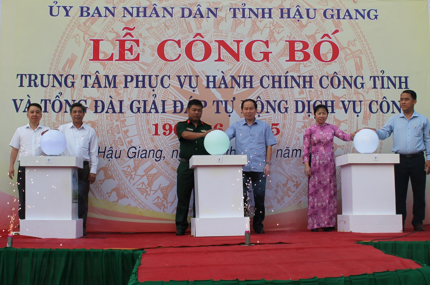 Lãnh đạo tỉnh Hậu Giang thực hiện nghi thức công bố. Lãnh đạo tỉnh Hậu Giang thực hiện nghi thức công bố.