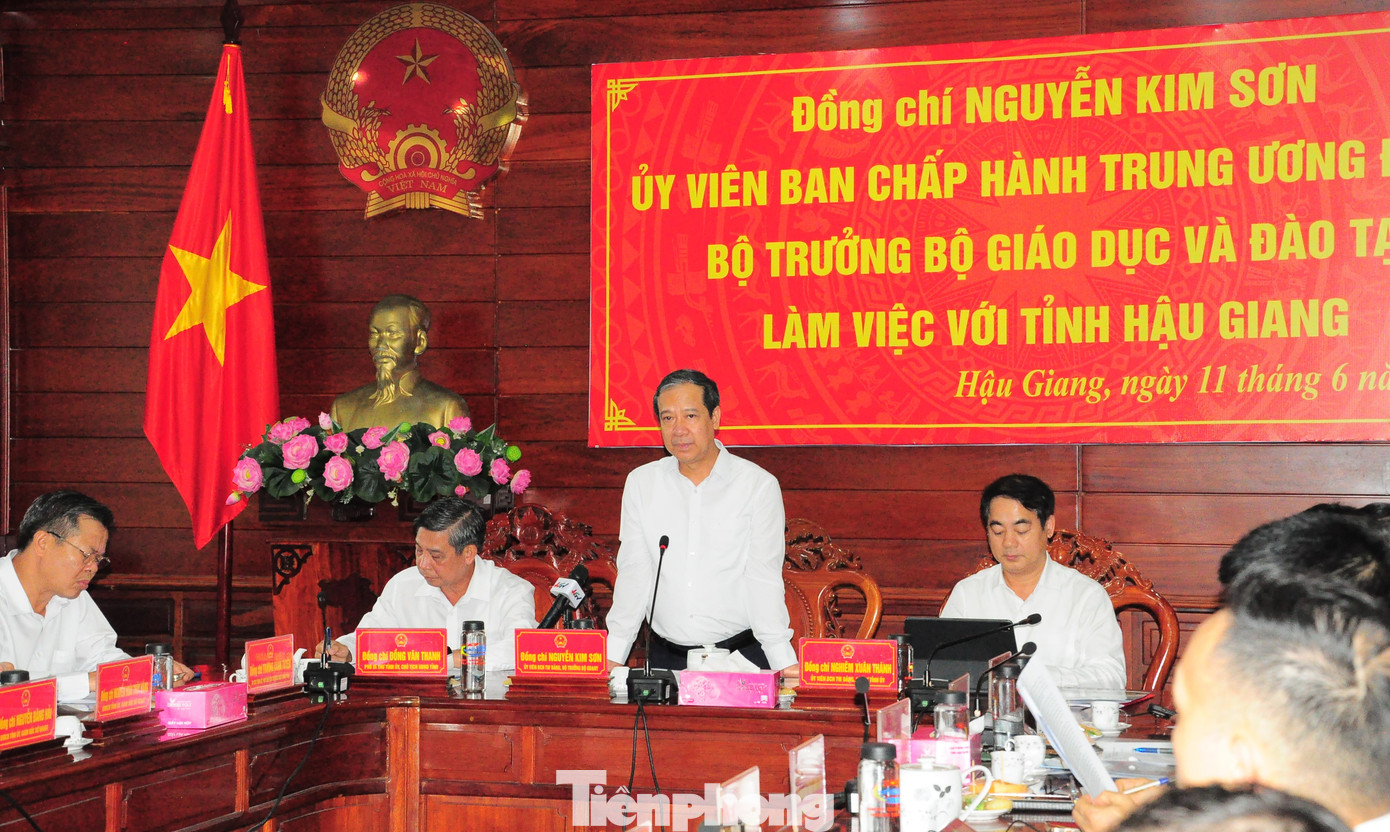 Bộ trưởng GD&ĐT - Nguyễn Kim Sơn phát biểu tại buổi làm việc. Ảnh: CK. Bộ trưởng GD&ĐT - Nguyễn Kim Sơn phát biểu tại buổi làm việc. Ảnh: CK.