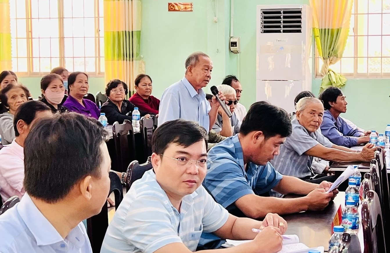 Người dân nêu ý kiến. Người dân nêu ý kiến.