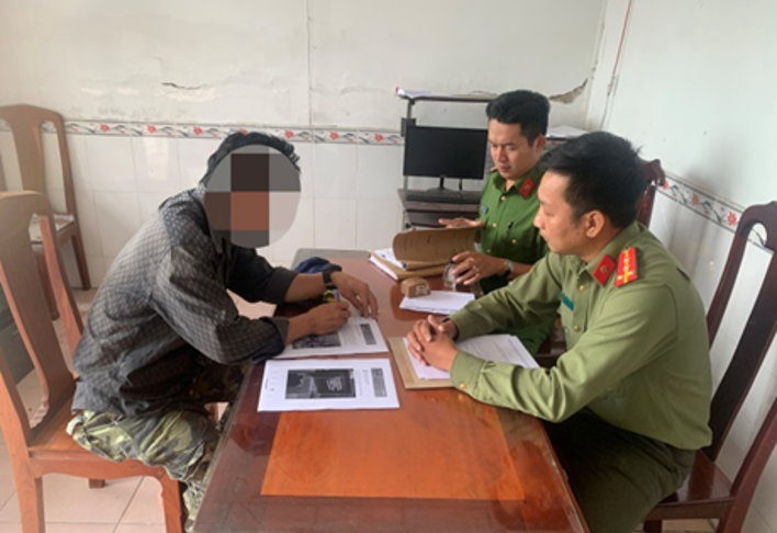 N.Q.E tại cơ quan công an. Ảnh: N.T