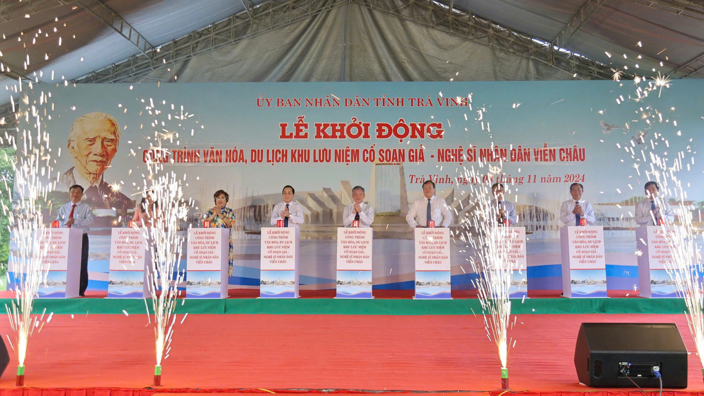 Đại biểu thực hiện nghi thức khởi động công trình.