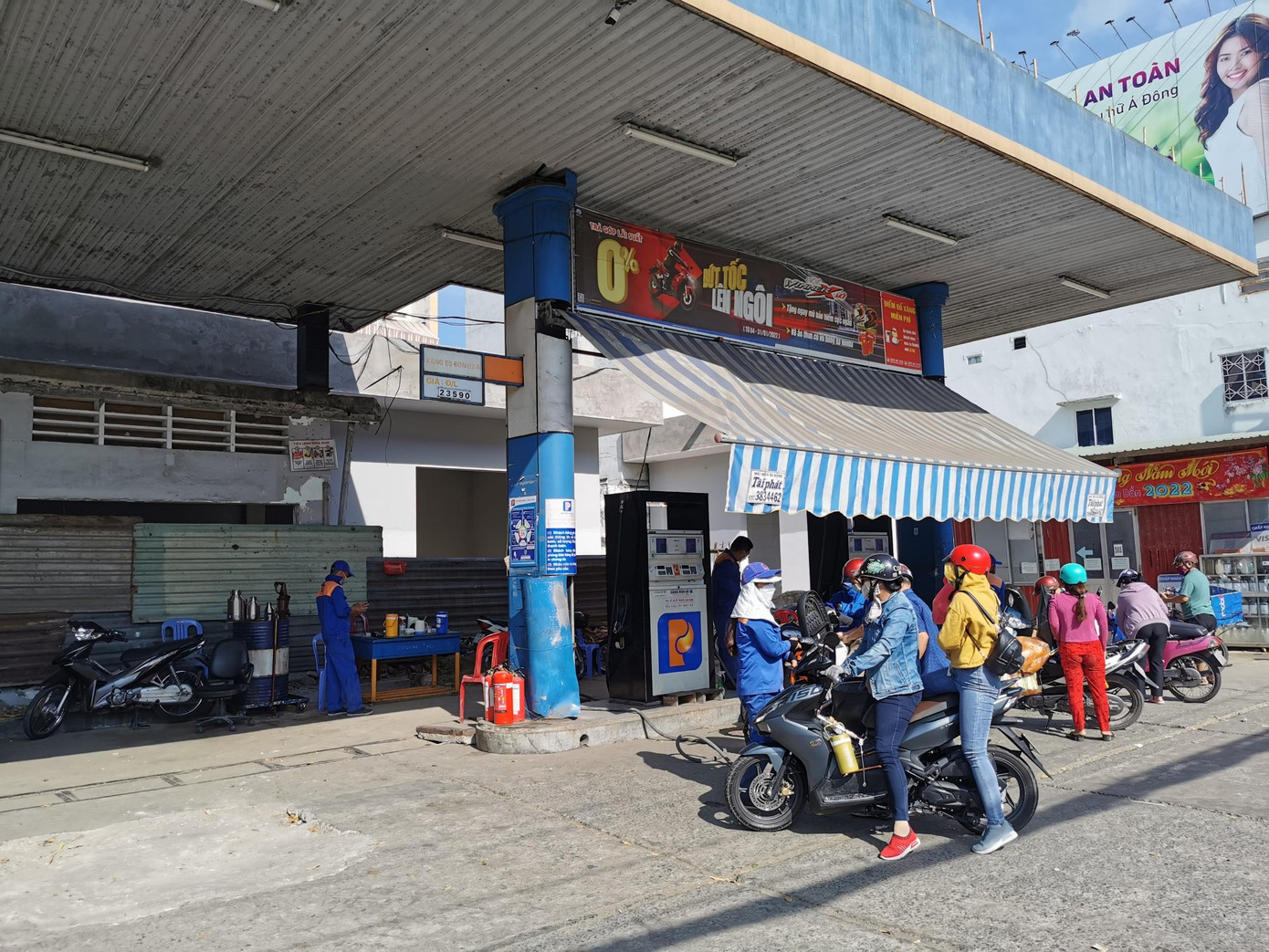 Hiện các DN xăng dầu ở Cần Thơ đang nhập thêm hàng, đảm bảo lượng dự trữ. Hiện các DN xăng dầu ở Cần Thơ đang nhập thêm hàng, đảm bảo lượng dự trữ.