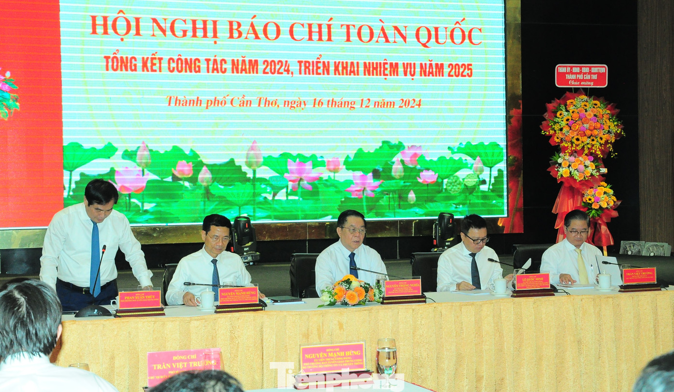 Chủ trì hội nghị. Ảnh: CK Chủ trì hội nghị. Ảnh: CK