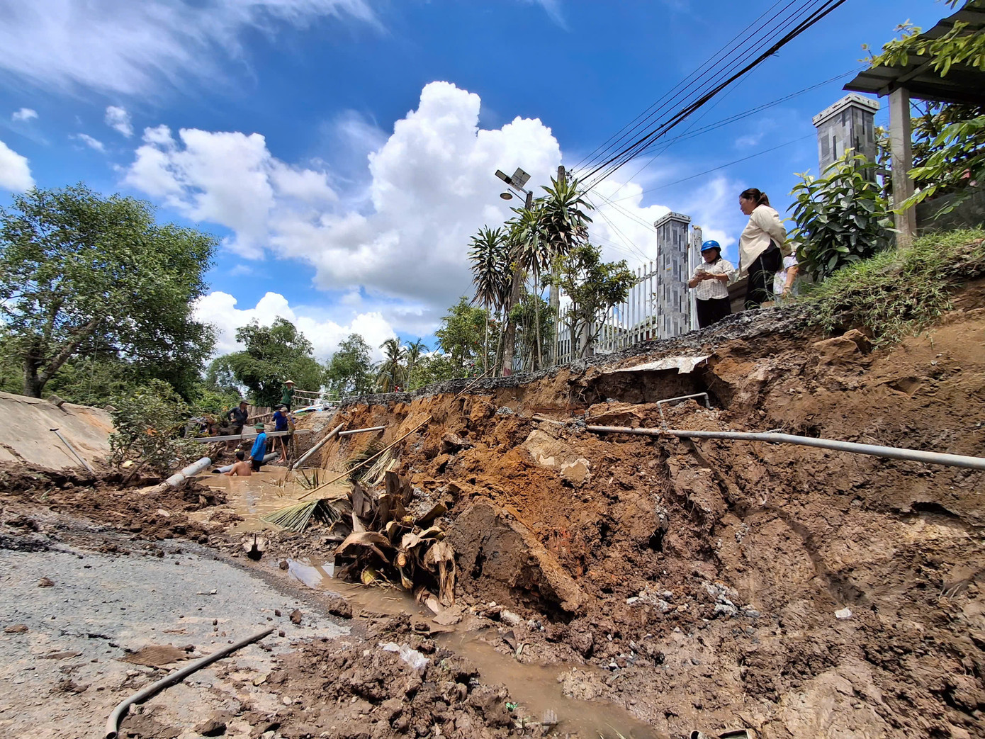 Ban Chỉ huy quận Ô Môn, phường Long Hưng đang theo dõi diễn biến của điểm sạt lở trên, chủ động các phương án ứng phó, cập nhật báo cáo cấp trên có phương án hỗ trợ khắc phục.