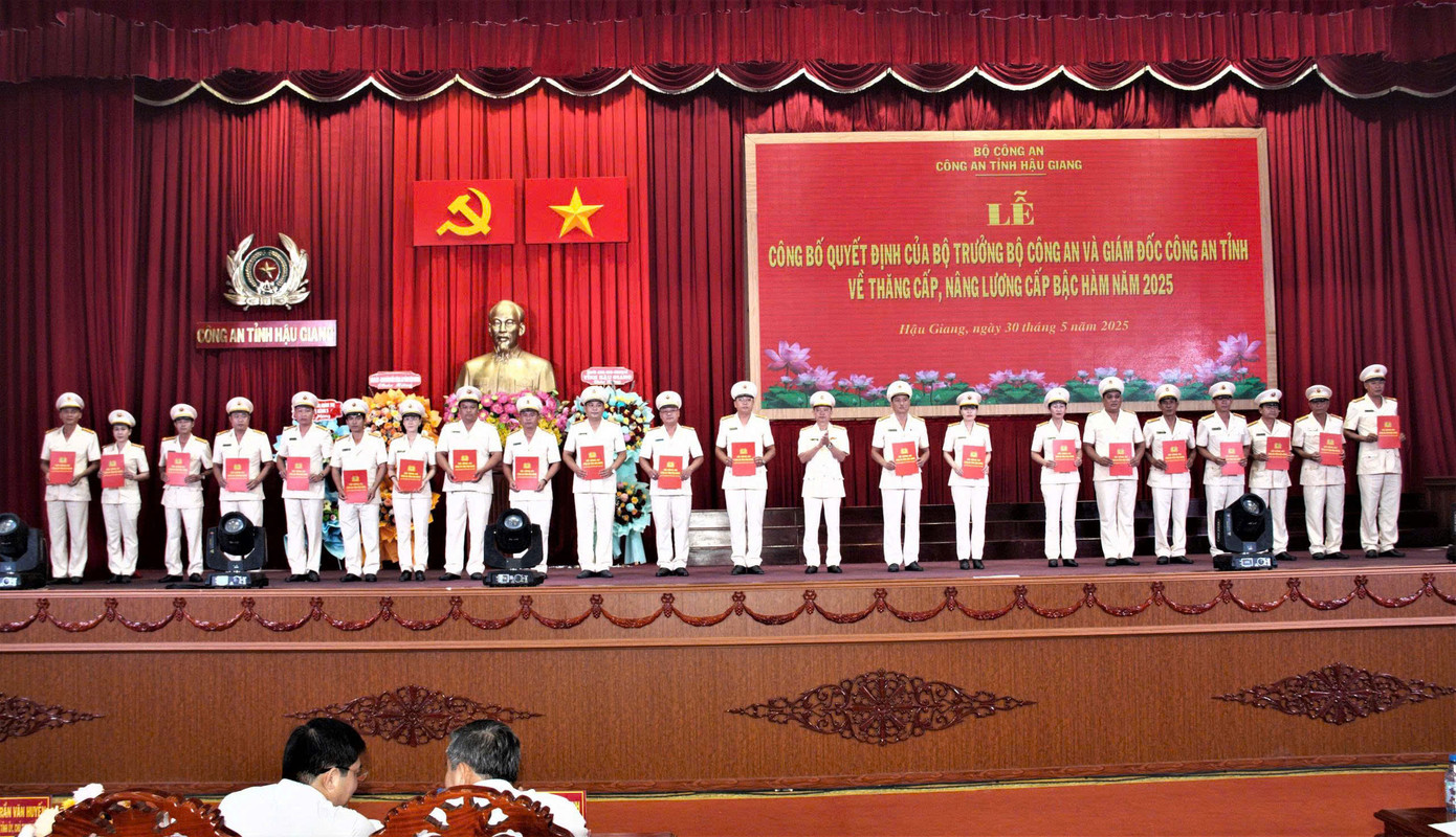 Lãnh đạo Công an tỉnh Hậu Giang trao quyết định cho các cán bộ. Lãnh đạo Công an tỉnh Hậu Giang trao quyết định cho các cán bộ.