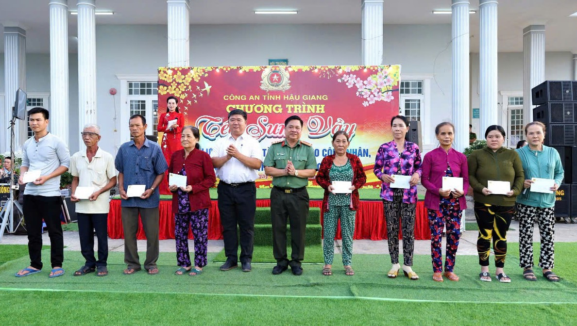 Tặng quà cho người dân địa phương.