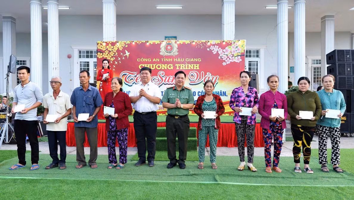Tặng quà cho người dân địa phương. Tặng quà cho người dân địa phương.