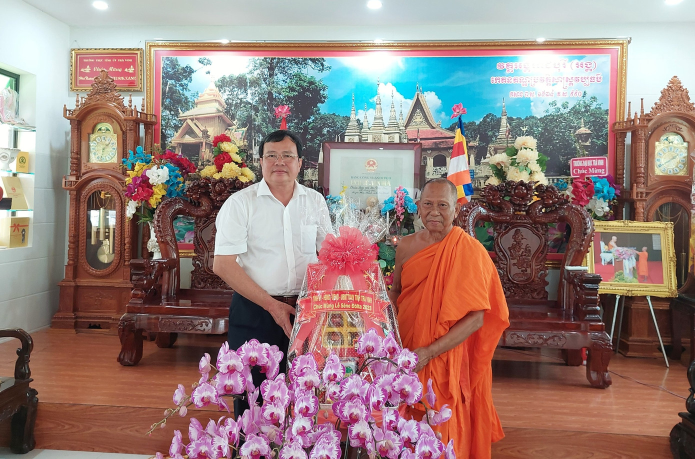 Chủ tịch UBND tỉnh Trà Vinh thăm, chúc mừng Hòa thượng Thạch Sok Xane. Ảnh: Trúc Phương. Chủ tịch UBND tỉnh Trà Vinh thăm, chúc mừng Hòa thượng Thạch Sok Xane. Ảnh: Trúc Phương.