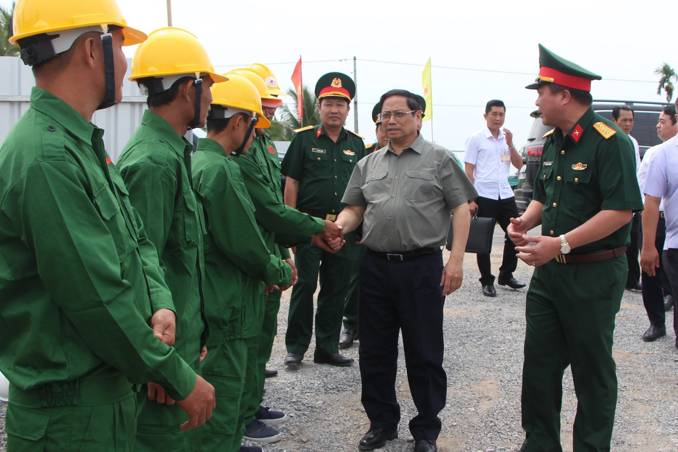 Thủ tướng Phạm Minh Chính thăm hỏi công nhân tại công trường dự án Cần Thơ - Hậu Giang.