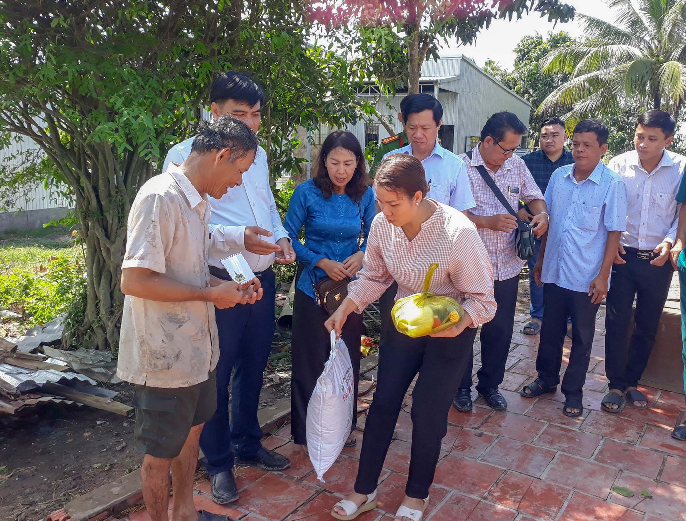 Thăm hỏi, trao hỗ trợ người dân bị thiệt hại. Thăm hỏi, trao hỗ trợ người dân bị thiệt hại.