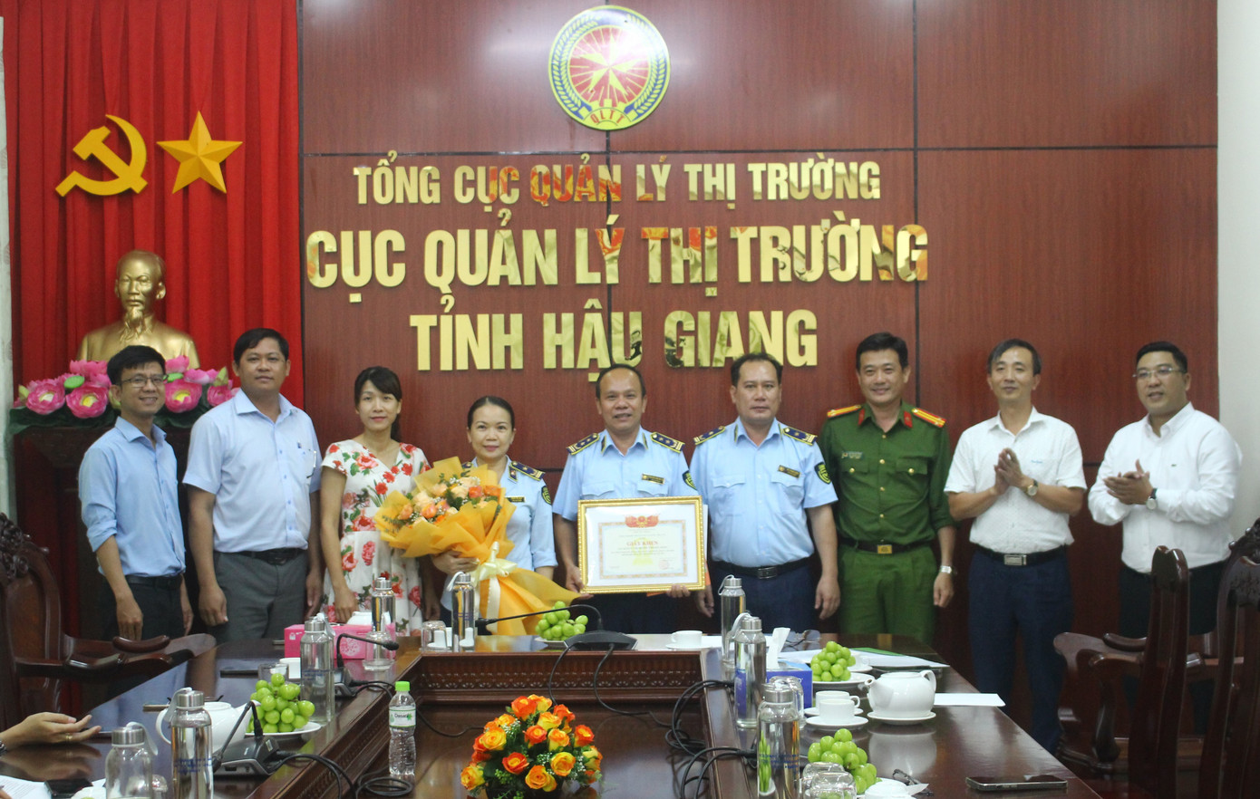 Lãnh đạo Cục QLTT Hậu Giang nhận khen thưởng lực lượng tham gia phát hiện hàng chục nghìn quyển sách giáo khoa giả trên địa bàn. Lãnh đạo Cục QLTT Hậu Giang nhận khen thưởng lực lượng tham gia phát hiện hàng chục nghìn quyển sách giáo khoa giả trên địa bàn.