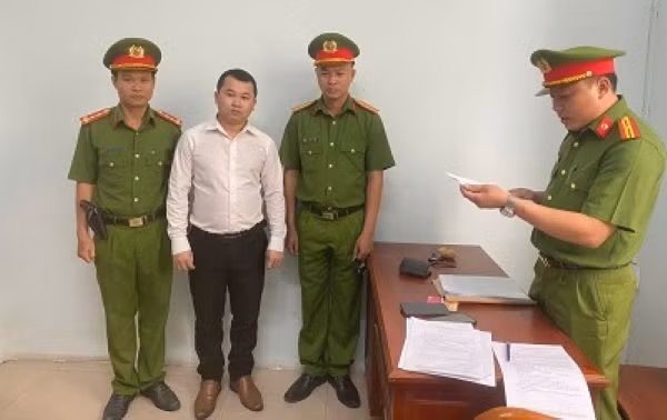 Công an thi hành các quyết định đối với Nguyễn Tuấn Mộng.