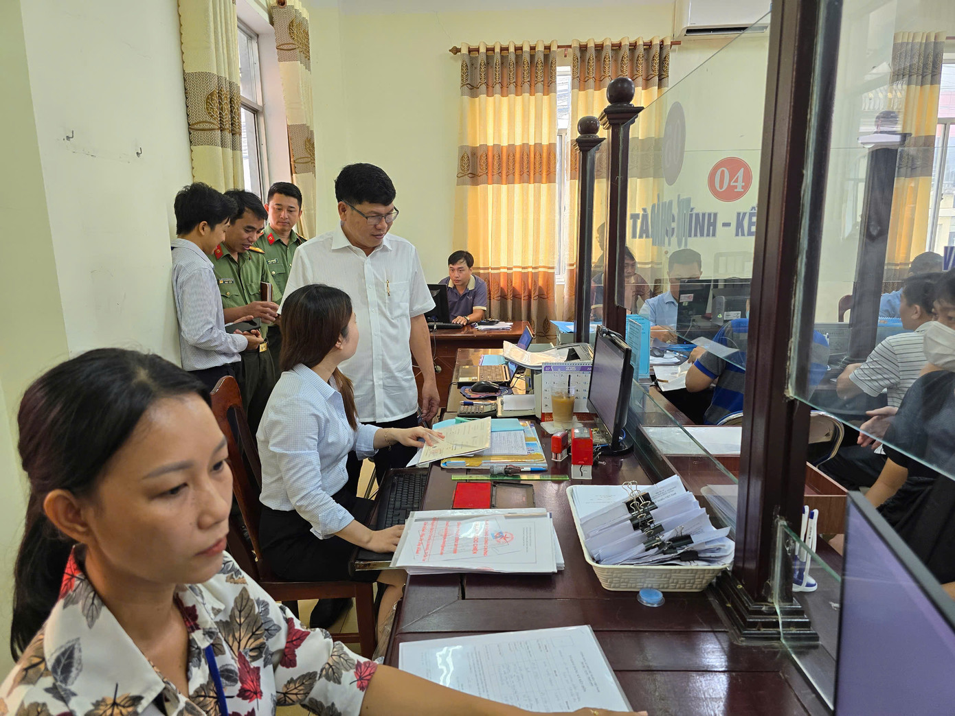 Đến làm thủ tục liên quan đến nhà đất cho khách hàng, anh Đào Hoàng Khương (nhân viên ngân hàng) cho biết, trước đây làm ở quận, nay ở phường, ban đầu có hơi lo vì không biết thế nào, nhưng tới làm việc thấy bình thường, mọi thủ tục đều được giải quyết, không có cản trở gì. Đến làm thủ tục liên quan đến nhà đất cho khách hàng, anh Đào Hoàng Khương (nhân viên ngân hàng) cho biết, trước đây làm ở quận, nay ở phường, ban đầu có hơi lo vì không biết thế nào, nhưng tới làm việc thấy bình thường, mọi thủ tục đều được giải quyết, không có cản trở gì.