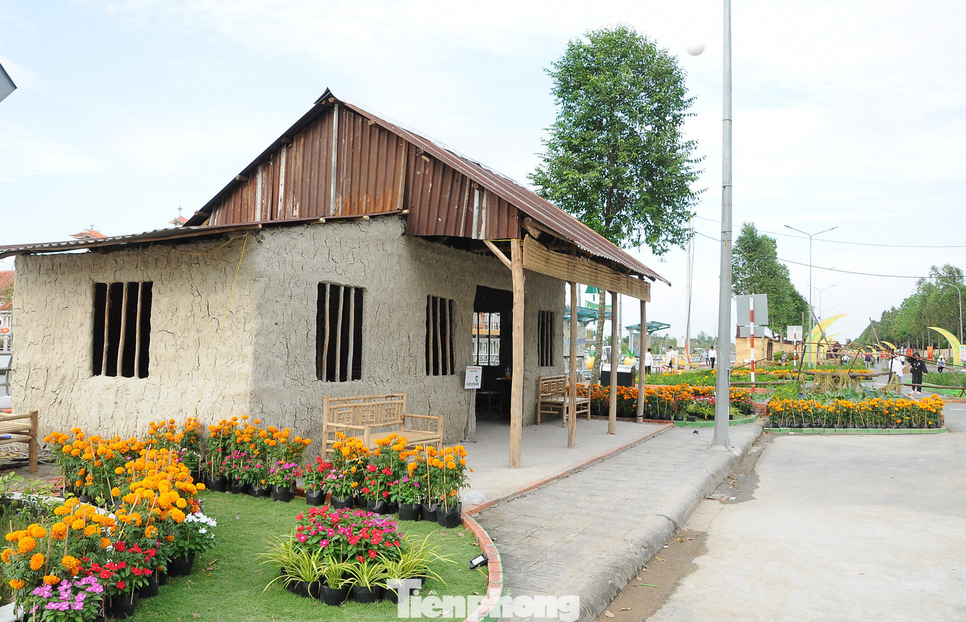 Triển lãm con đường lúa gạo tái hiện sống động nền sản xuất lúa gạo Việt Nam từ sơ khai đến hiện đại, với 4 giai đoạn. Triển lãm con đường lúa gạo tái hiện sống động nền sản xuất lúa gạo Việt Nam từ sơ khai đến hiện đại, với 4 giai đoạn.