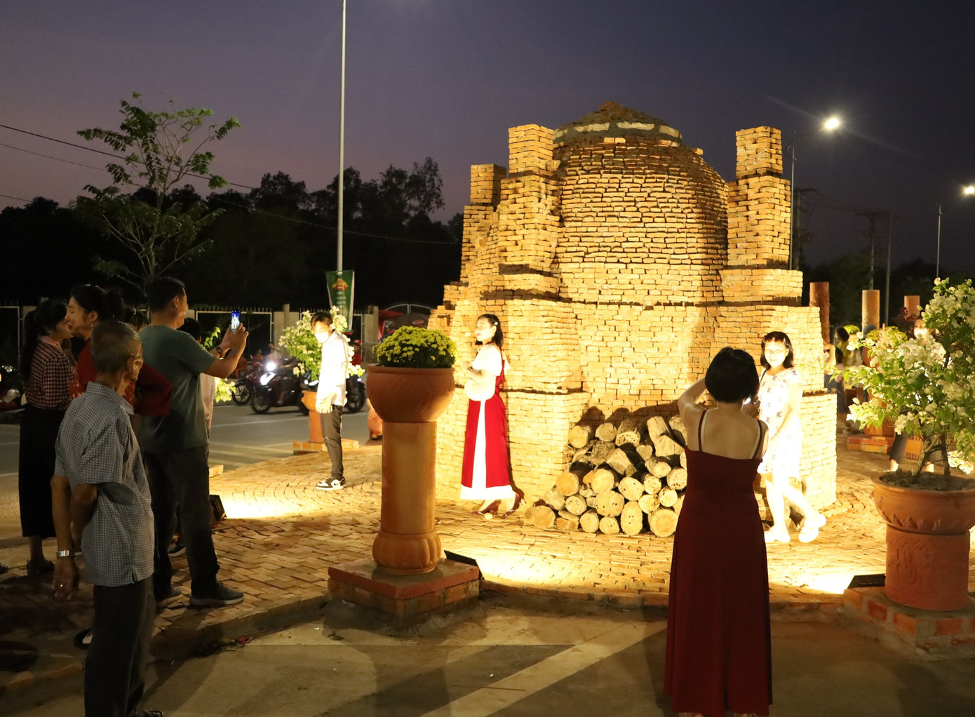 Người dân thích thú check-in tại mô hình lò nung gốm của "Vương quốc gốm đỏ" Vĩnh Long.