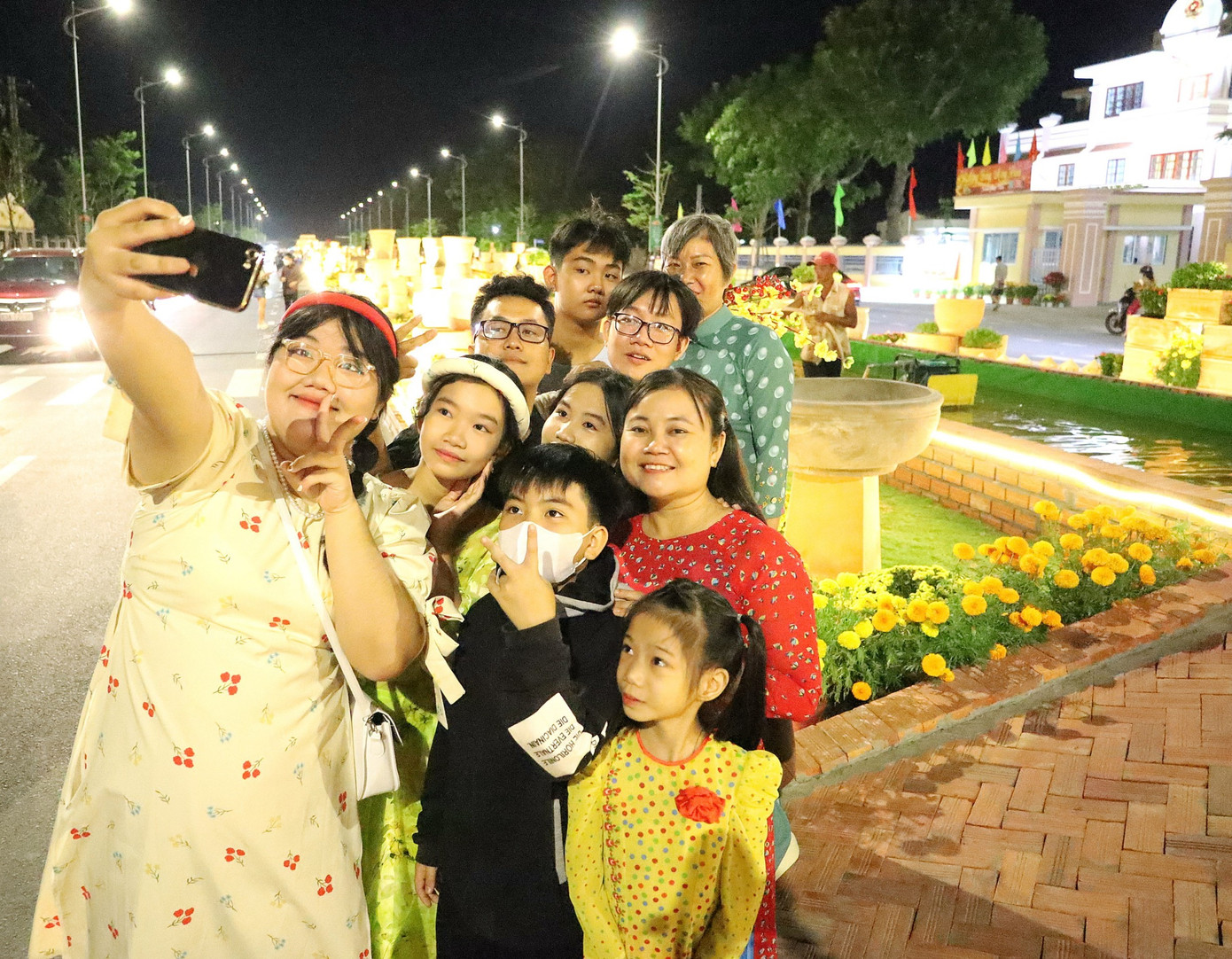 Người dân thích thú check-in tại mô hình lò nung gốm của "Vương quốc gốm đỏ" Vĩnh Long.