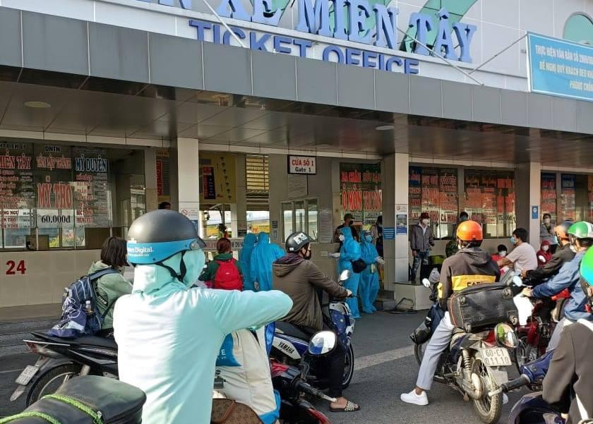 Công dân Hậu Giang đến Bến xe Miền Tây (TP.HCM) làm thủ tục về quê (đợt 1).