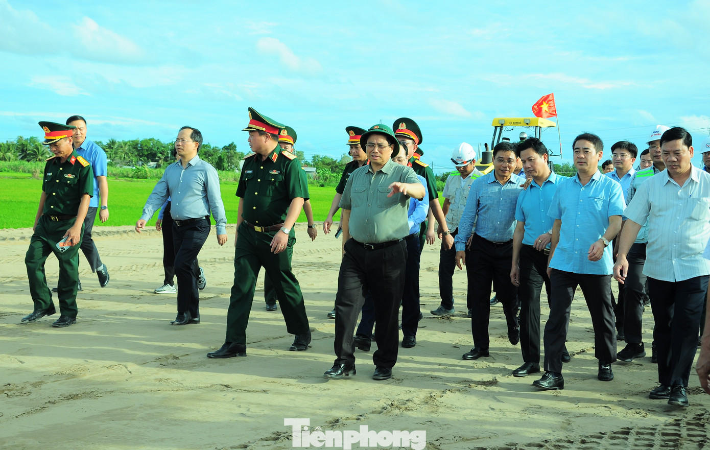 Thủ tướng Phạm Minh Chính kiểm tra công trường dự án cao tốc Cần Thơ - Cà Mau (đoạn qua Hậu Giang) hồi tháng 7. Ảnh: Cảnh Kỳ. Thủ tướng Phạm Minh Chính kiểm tra công trường dự án cao tốc Cần Thơ - Cà Mau (đoạn qua Hậu Giang) hồi tháng 7. Ảnh: Cảnh Kỳ.
