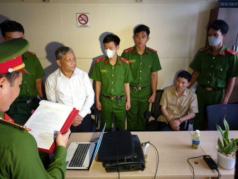 Công an đọc lệnh khám xét đối với ông Trần Hoàng Hanh (áo trắng) và ông Bùi Đình Hiển. Ảnh: H.P Công an đọc lệnh khám xét đối với ông Trần Hoàng Hanh (áo trắng) và ông Bùi Đình Hiển. Ảnh: H.P