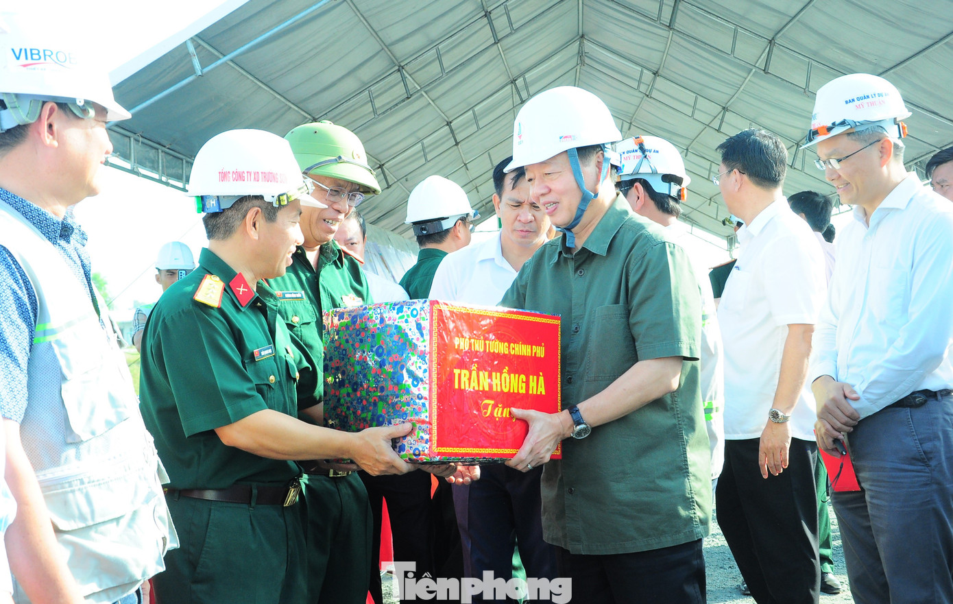 Phó Thủ tướng Trần Hồng Hà thăm hỏi, tặng quà cán bộ, kỹ sư, công nhân thi công dự án. Ảnh: CK